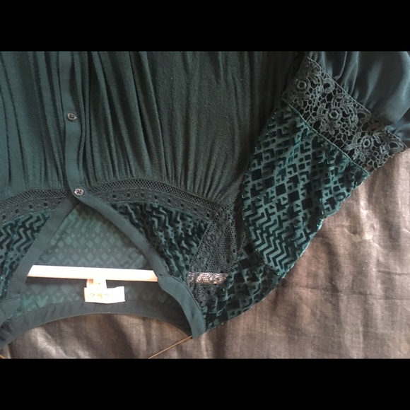 Green shirt with velvet burnout detail - Picture 3 of 3